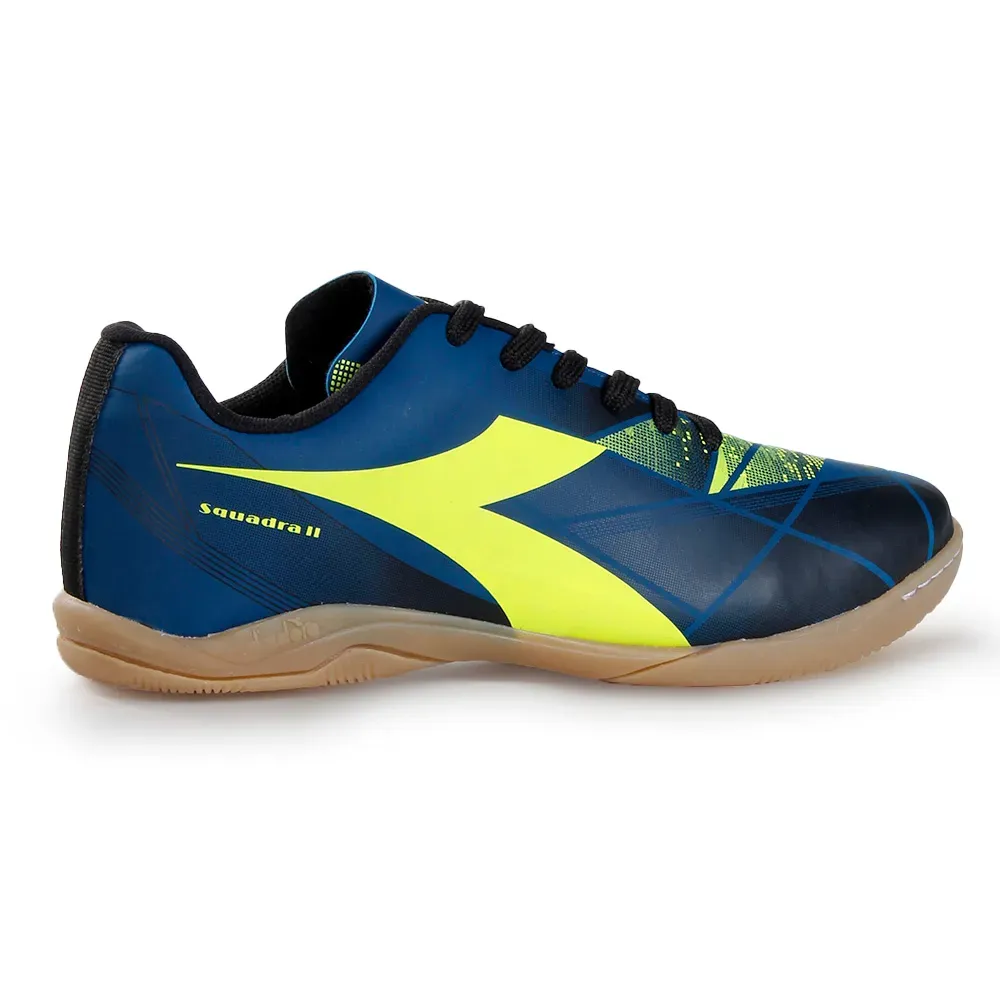 Perfil lateral direito em close da chuteira futsal Diadora Squadra II masculina azul com detalhes em amarelo neon